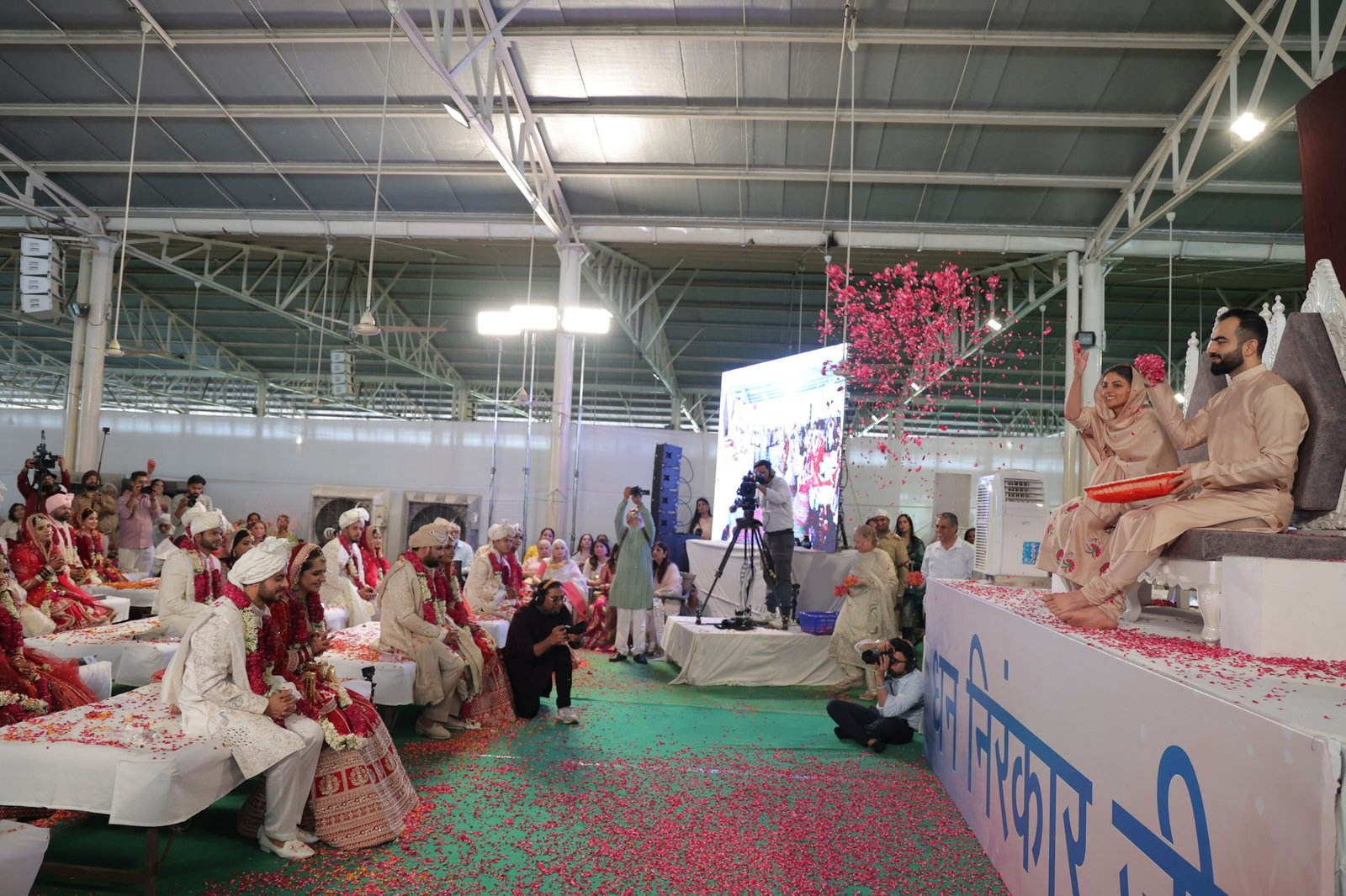आध्यात्मिक आभा में सजी सादगी 17 युगलों का मंगलमय वैवाहिक बंधन ! आध्यात्मिक आभा में सजी सादगी 17 युगलों का मंगलमय वैवाहिक बंधन !