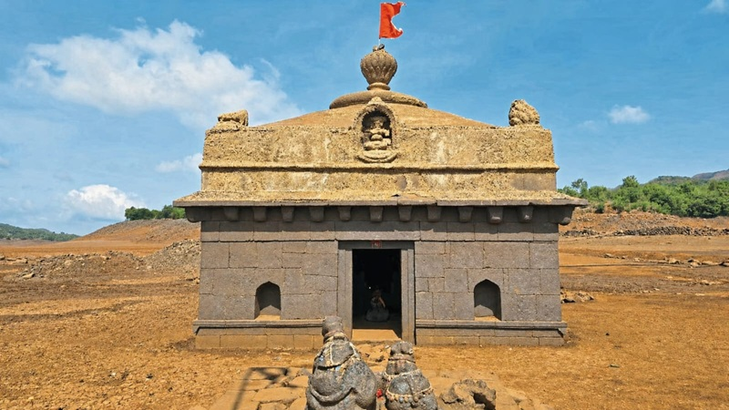 बाँध का पानी सूखते ही बाहर आया ‘सदियों पुराना’ पांडवकालीन कांबरेश्वर मंदिर, श्रद्धालुओं की लगी भीड़