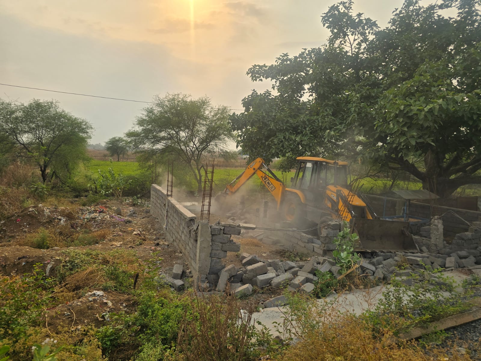 तिल्दा के बीएनबी हाई स्कूल से कॉलेज मार्ग पर सरकारी जमीन पर बन रहे अवैध कब्जा हटाया गया, जिला प्रशासन ने की कार्यवाही तिल्दा के बीएनबी हाई स्कूल से कॉलेज मार्ग पर सरकारी जमीन पर बन रहे अवैध कब्जा हटाया गया, जिला प्रशासन ने की कार्यवाही
