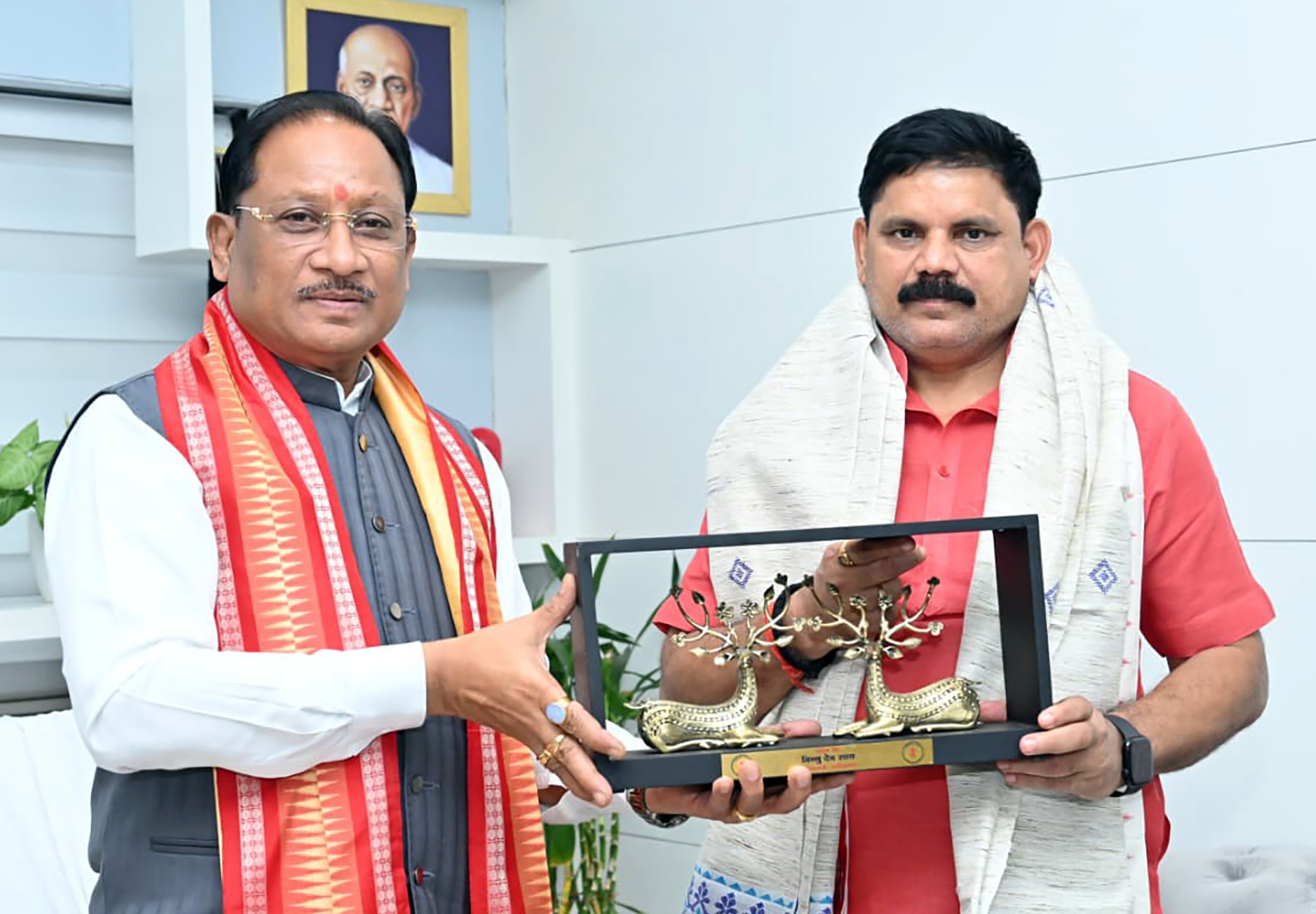मुख्यमंत्री विष्णुदेव साय से केंद्रीय कोयला एवं खान राज्य मंत्री सतीश चंद्र दुबे ने की सौजन्य मुलाकात