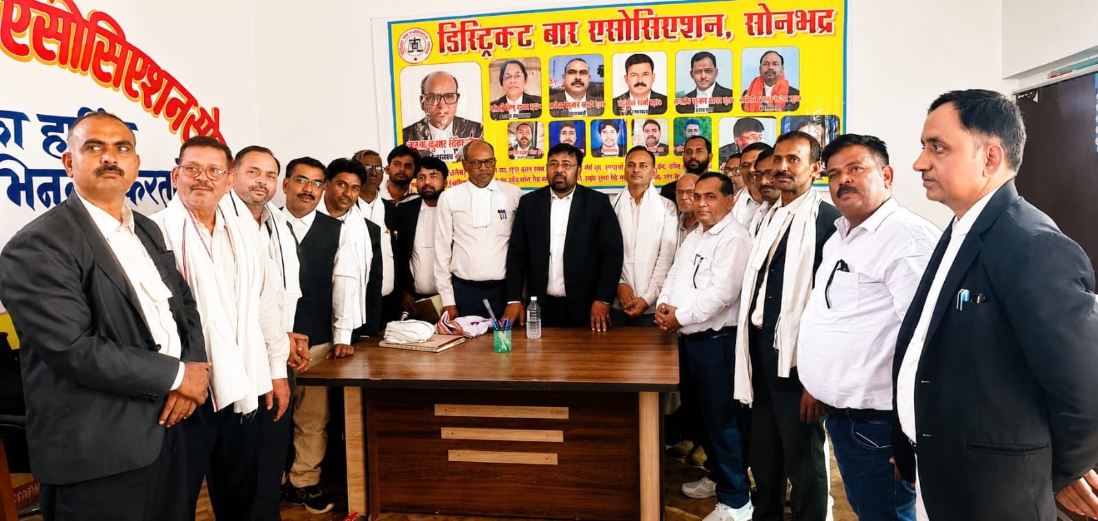 भीषण गर्मी को देखते हुए 15 वरिष्ठ अधिवक्ताओं को किया गया गमछा वितरण।