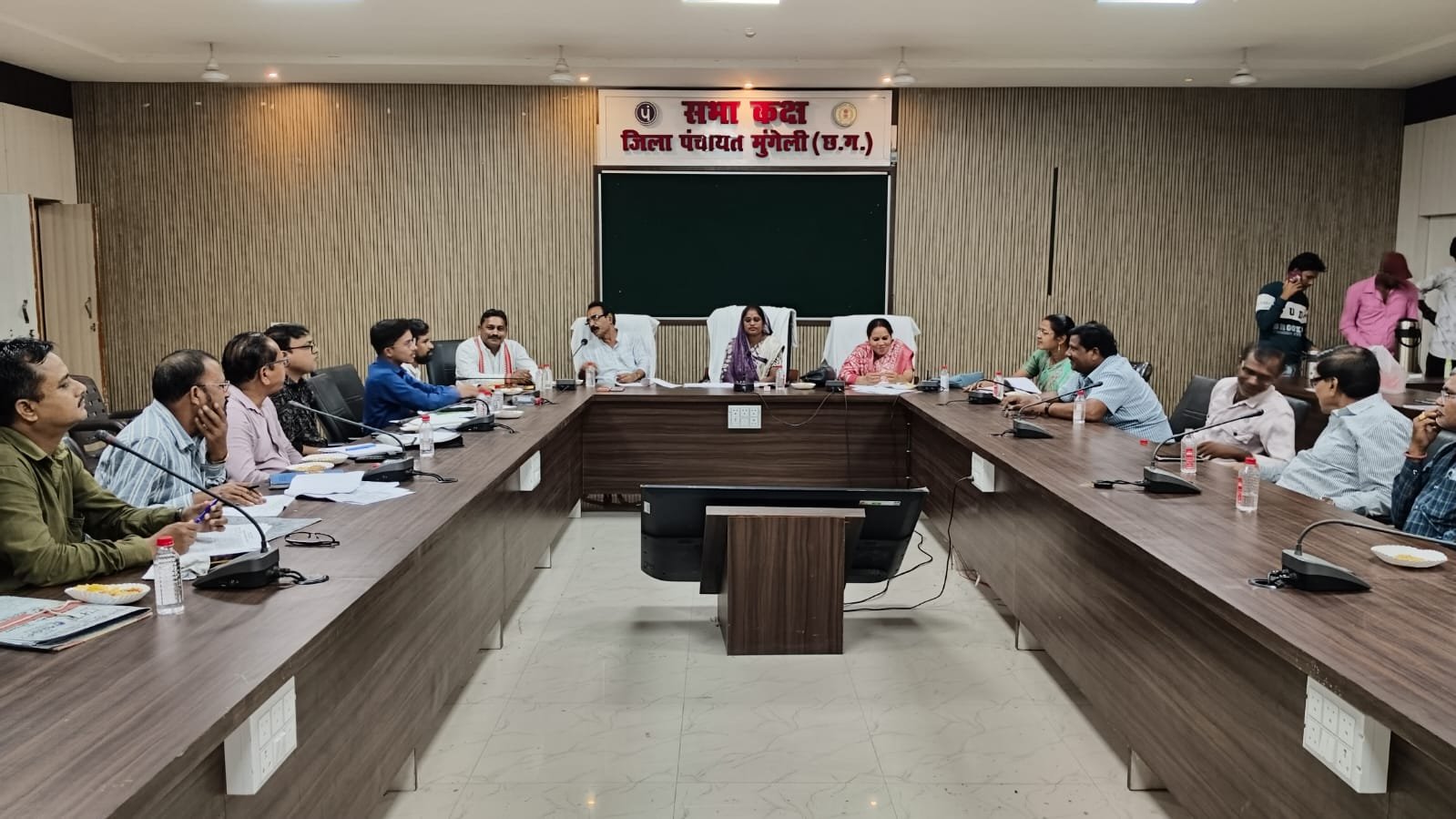 मुंगेली जिला पंचायत की बैठक में ‘पतिदेवों’ का कब्जा, सरकारी नियमों की उड़ रही धज्जियां मुंगेली जिला पंचायत की बैठक में ‘पतिदेवों’ का कब्जा, सरकारी नियमों की उड़ रही धज्जियां