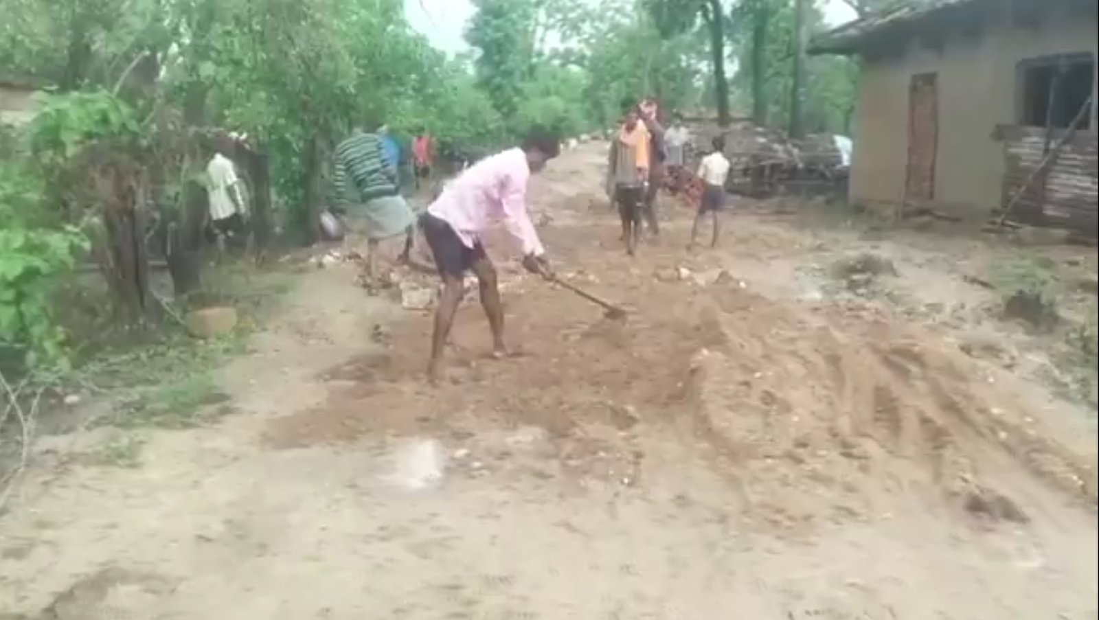 विकास के दावों की जमीनी हकीकत: मुंगेली के बिसौनी गांव में ग्रामीणों ने खुद संभाली सड़क सुधार की कमान विकास के दावों की जमीनी हकीकत: मुंगेली के बिसौनी गांव में ग्रामीणों ने खुद संभाली सड़क सुधार की कमान