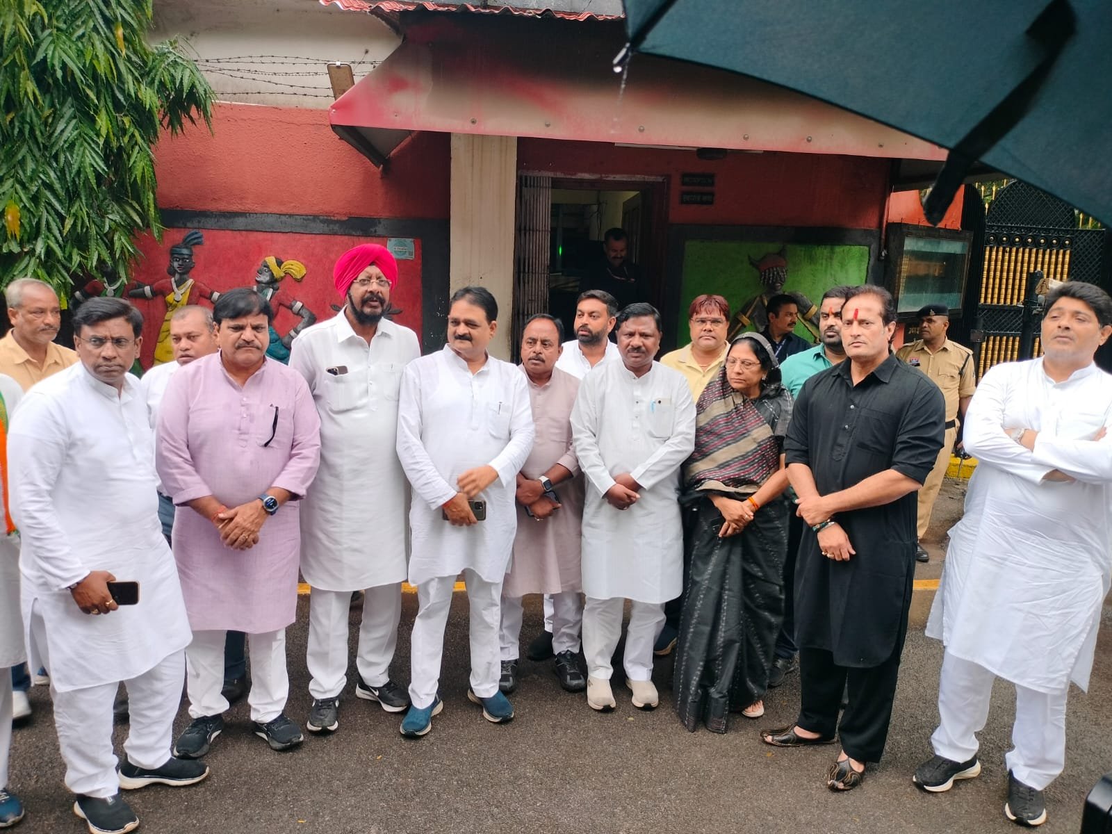 नकटी मामले में कांग्रेस का प्रतिनिधिमंडल प्रभावितो के साथ राज्यपाल से मिला