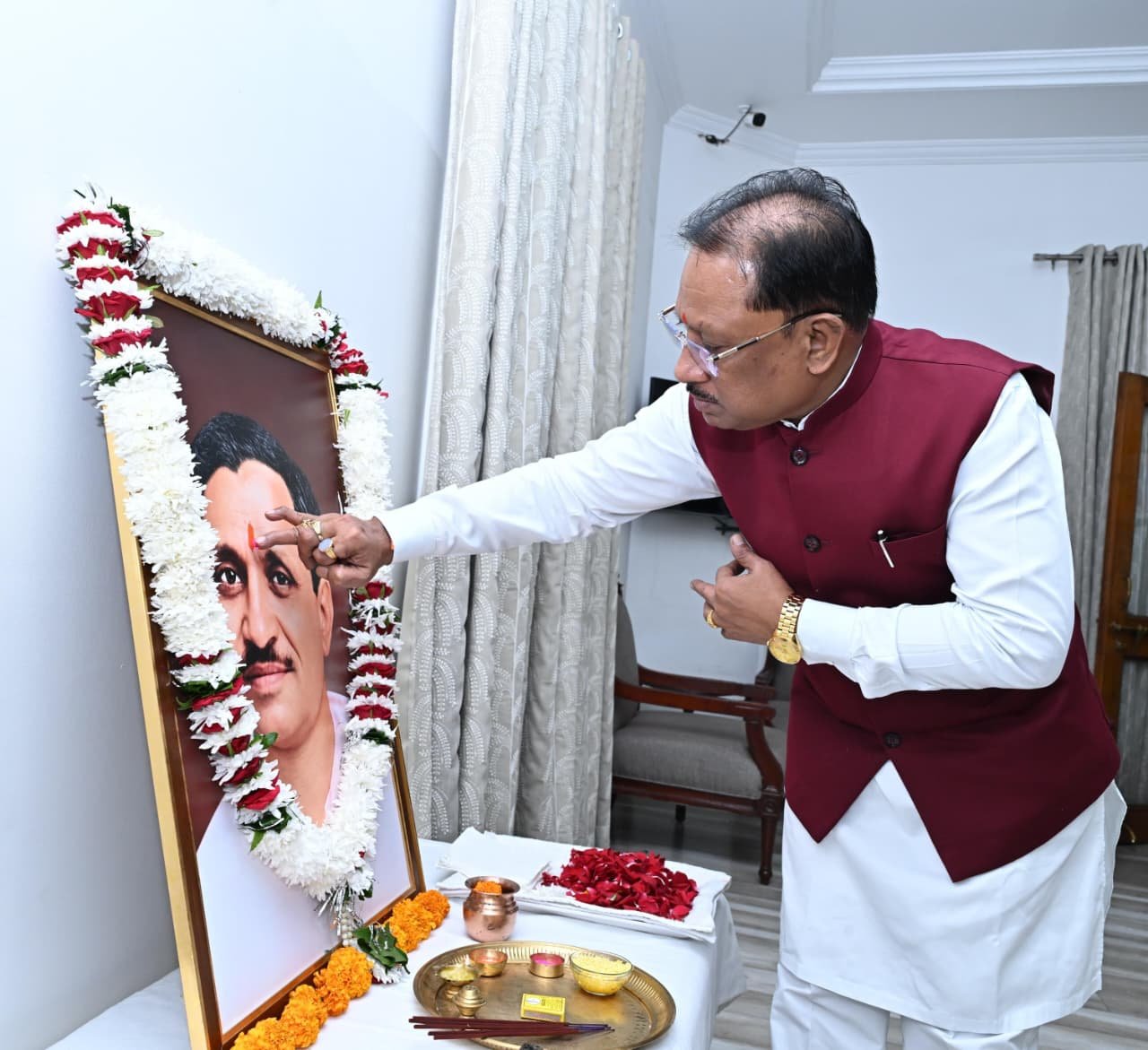 मुख्यमंत्री विष्णुदेव साय ने पंडित दीनदयाल उपाध्याय की जयंती पर उन्हें किया नमन